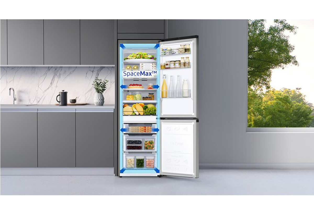 Απεικονίζεται ο ψυγειοκαταψύκτης ανοιχτός σε μια κουζίνα.